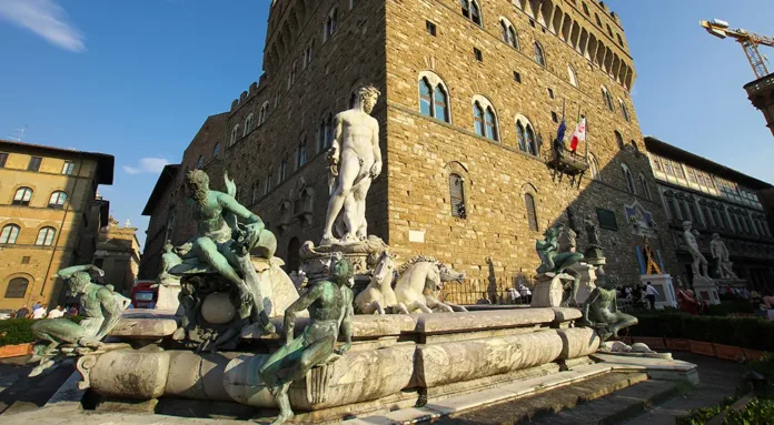 Fountain of Neptune and Palazzo della Signoria in Florence. Image: Adobe Stock.